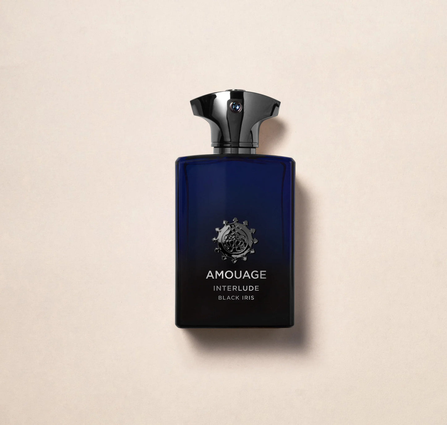 Blaues Parfüm Flakon von Amouage Interlude Black Iris Man mit grauem Deckel