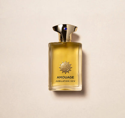 Goldenes Parfüm Flakon von Amouage Jubilation XXV Man mit goldenem Deckel und blauem Stein