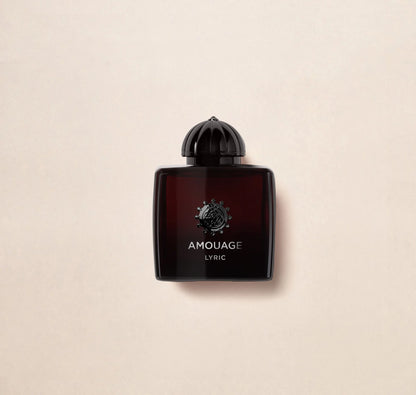 Dunkelrotes Parfüm Flakon von Amouage Lyric Woman mit schwarzem Deckel