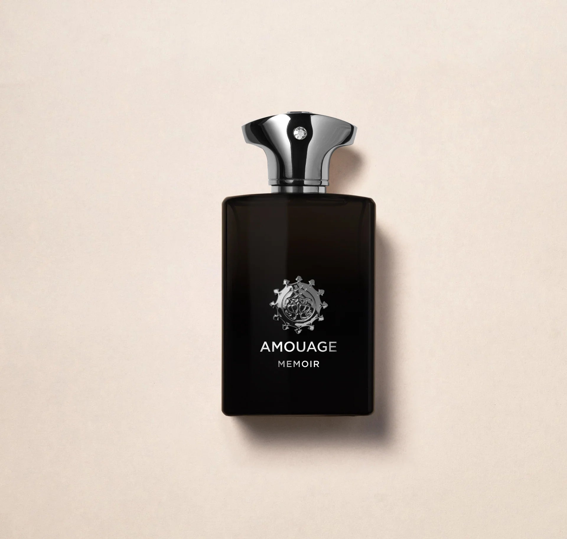 Schwarzes Parfüm Flakon von Amouage Memoir Man mit silbernem Deckel