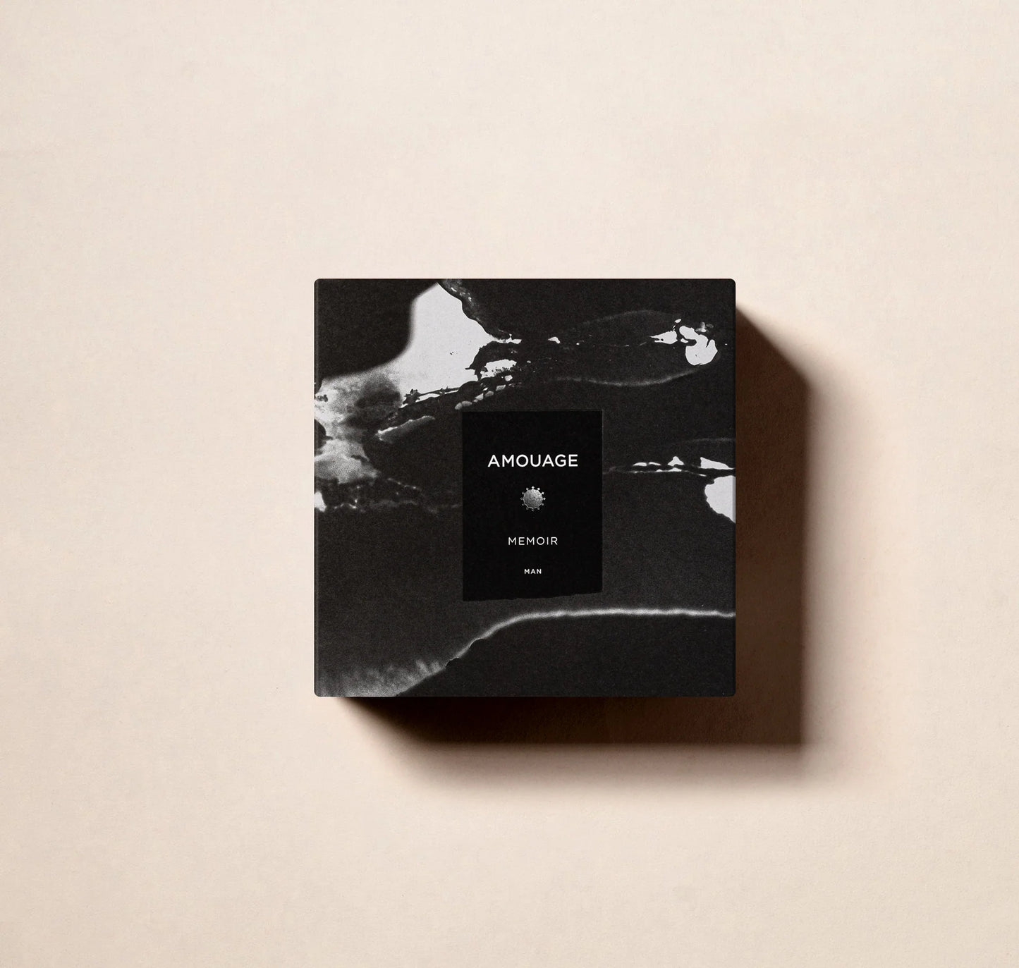 schwarze quadratische Verpackung von Amouage Memoir Man