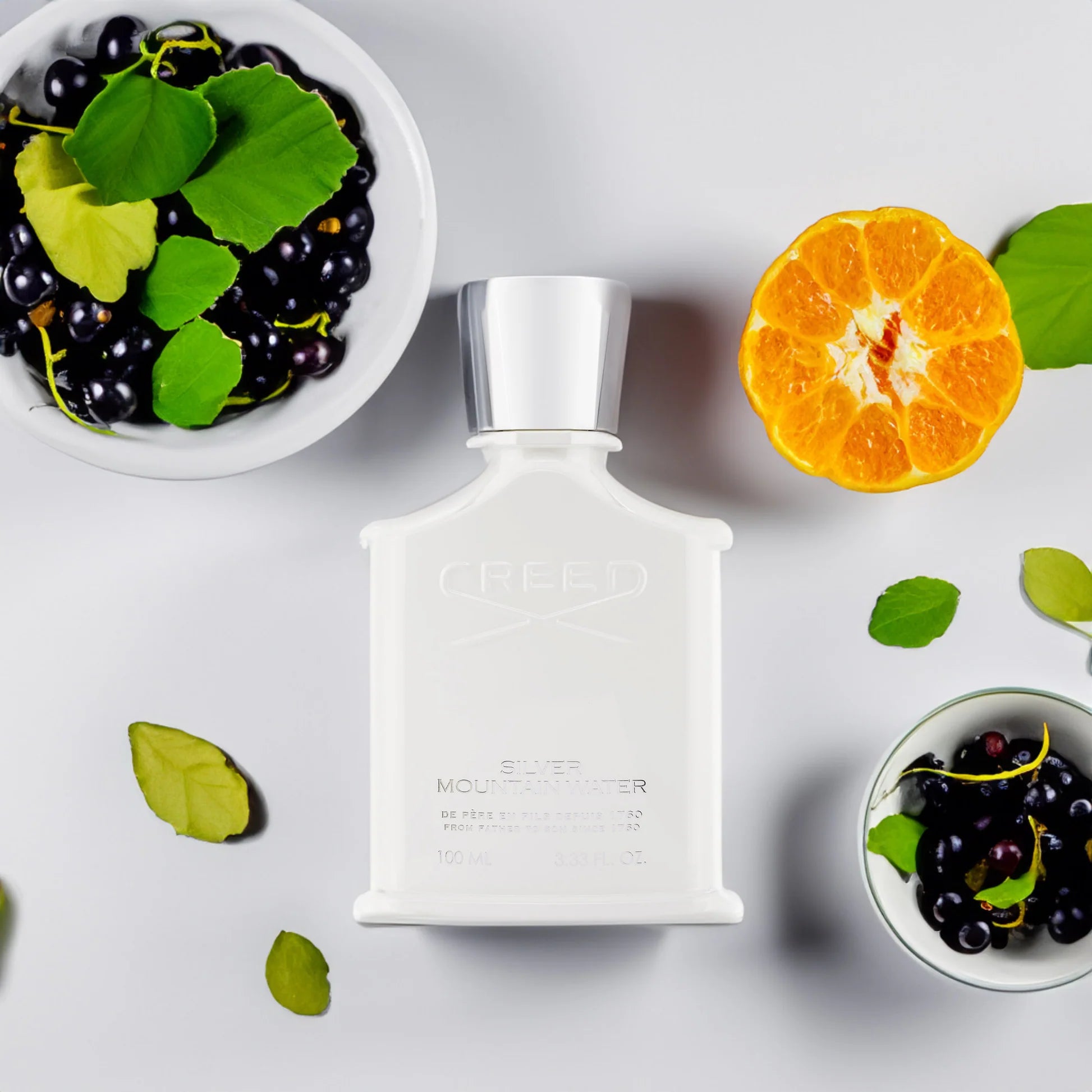 Weißes Parfüm Flakon von Creed Silver Mountain Water mit Orangen und Blaubeeren