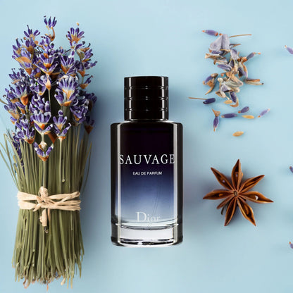 Schwarz transparentes Parfüm Flakon von Dior Sauvage mit Lavendel