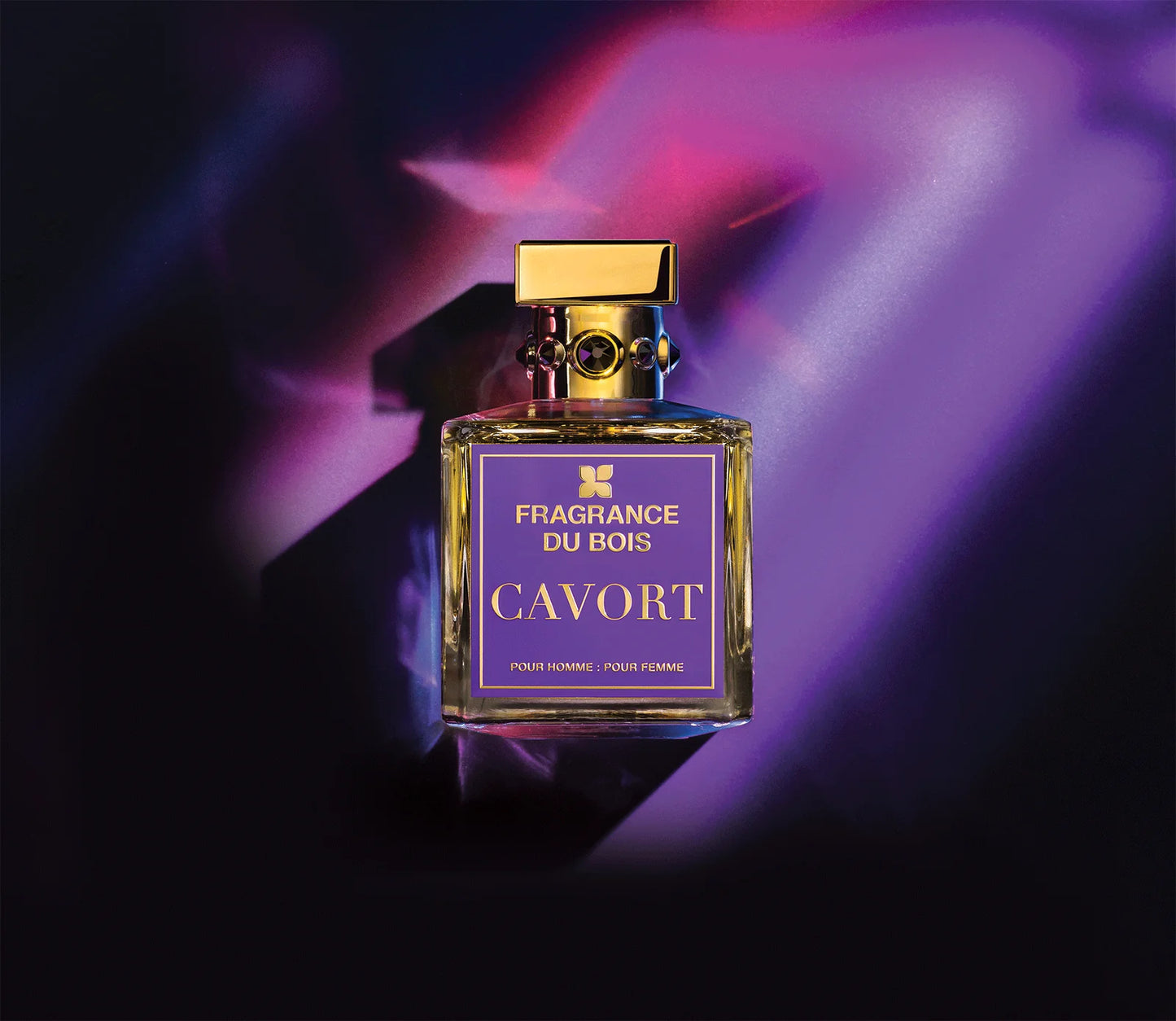 Transparentes Parfüm Flakon von Fragrance Du Bois Cavort mit goldenem Dekcel und lila farbenem Hintergrund
