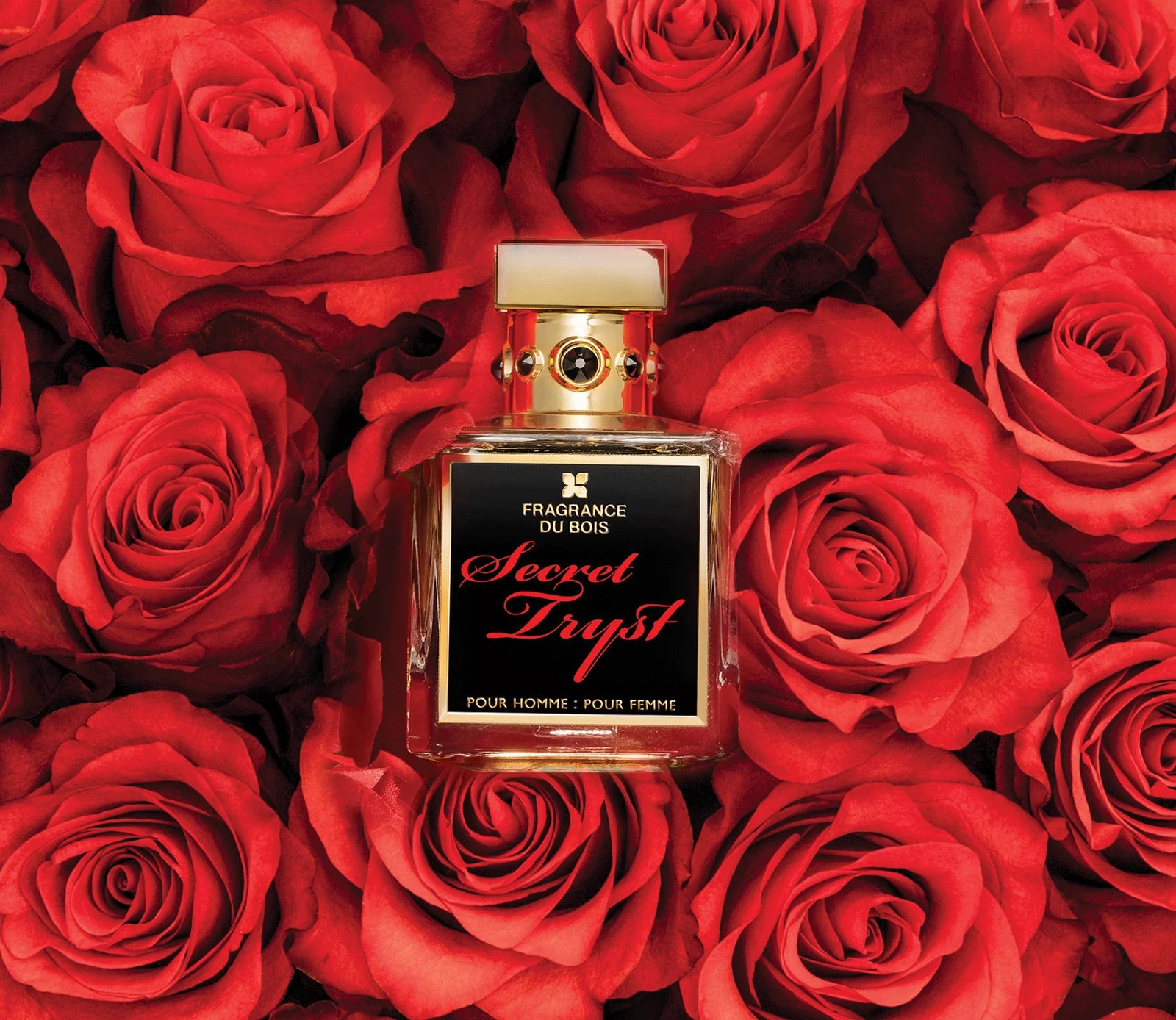 Parfüm Flakon von Fragrance Du Bois und roten Rosen