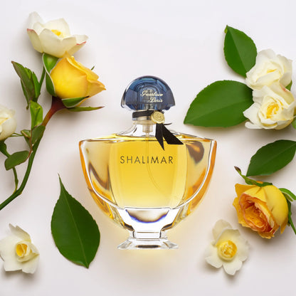Parfüm Flakon von Guerlain Shalimar mit weißen und gelben Rosen